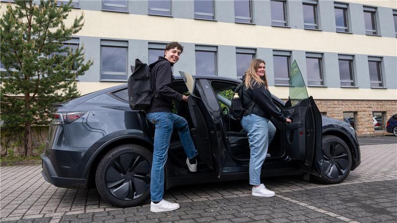 Selbstfahrende Teslas bringen Schüler und Senioren ans Ziel Die beiden müssen jeden Tag rund 40 Kilometer zur Berufsschule und zurück fahren (Archivbild)