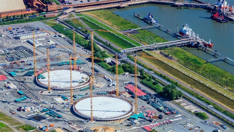 Die beiden runden Plattformen, auf denen die Gastanks entstehen, haben einen Durchmesser von 90 Metern.