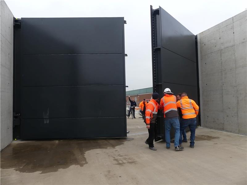 Jetzt ist Krautsands Deichlücke geschlossen Die beiden schwarzen Stahlkolosse sind drin. Die Stemmtore für das erhöhte Deichschart auf Krautsand passen auf den Millimeter. Foto: Knappe
