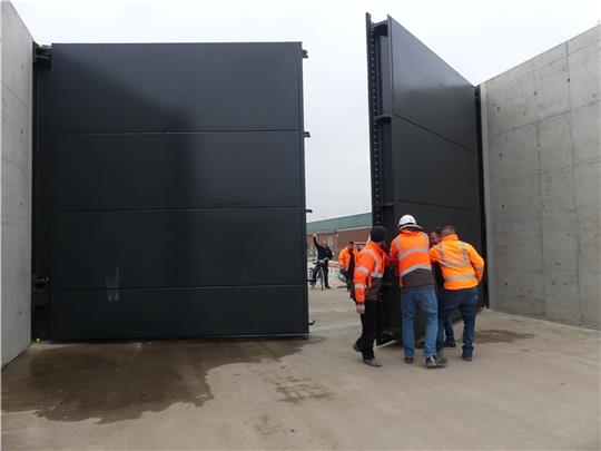 Die beiden schwarzen Stahlkolosse sind drin. Die Stemmtore für das erhöhte Deichschart auf Krautsand passen auf den Millimeter. Foto: Knappe