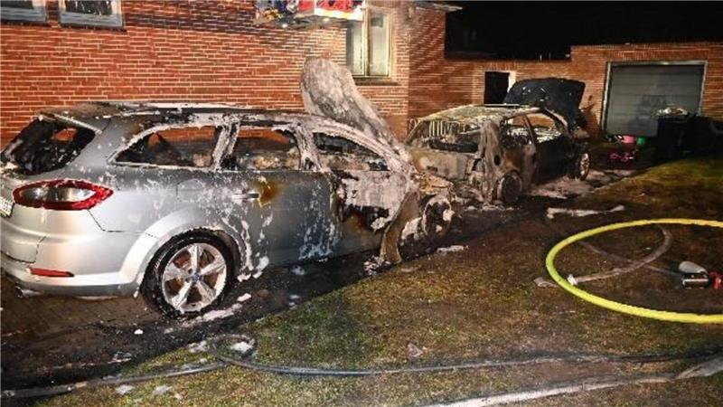 Die beiden total beschädigten Autos vor dem Mehrfamilienhaus.