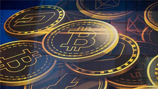 Die bekannteste Digitalwährung Bitcoin etwa hatte im Herbst 2021 ihr Allzeithoch von über 60.000 Dollar erreicht, vor einem Jahr lag der Wert eines Bitcoin dann nach dem FTX-Kollaps bei unter 17.000 Dollar. Seither hat sich der Kurs wieder in etwa verdoppelt.