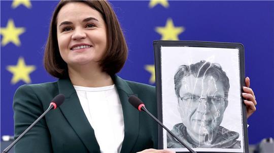 Die belarussische Oppositionsführerin Swetlana Tichanowskaja zeigt ein Bild von Andrzej Poczobut. 