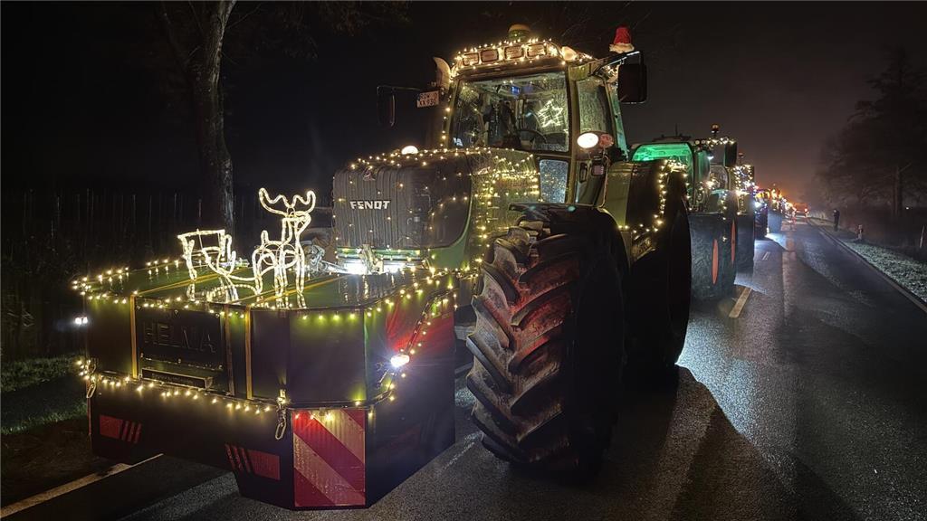 Die beleuchteten Tracktoren brachten den Weg in das Alte Land zum leuchten. 
