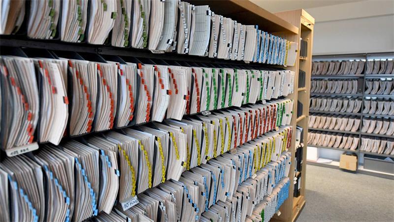 Gefürchtete Punkte und mehr: 75 Jahre Kraftfahrt-Bundesamt in Flensburg Die berüchtigte Kartei mit Punkten- hier noch auf Papier.