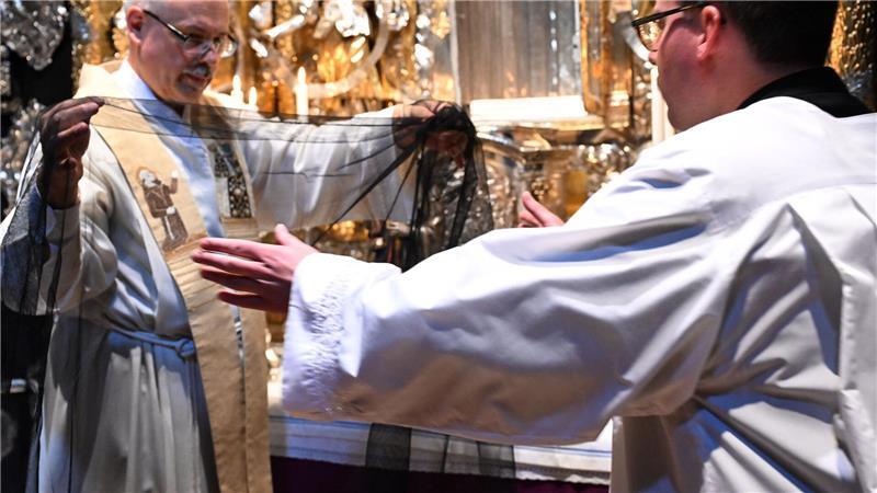 Die berühmte Schwarze Madonna wird mehrfach im Jahr umgekleidet - nach Karfreitag wird der schwarze Schleier entfernt.