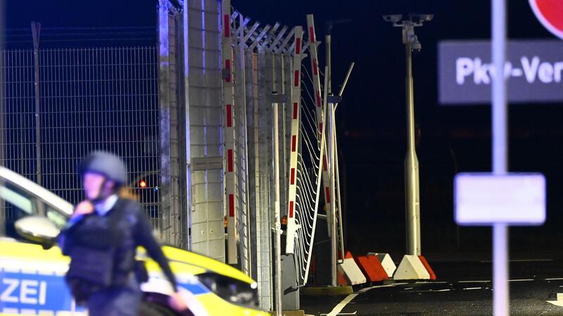Hamburger Flughafen: Glückliches Ende einer Geiselnahme Die beschädigte Schranke, durch die der Mann am Flughafen mit seinem Auto gerast sein soll.
