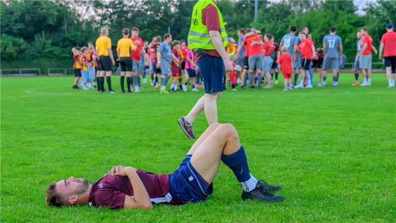 Hitzeschlachten beim Kreispokal - Spannung und Drama in den Finals Die besiegten Immenbecker sanken gleich nach dem 3:1-Treffer zu Boden.