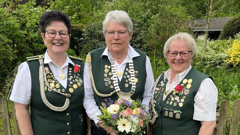 Die beste Dame Karin Ording (Mitte) und ihre Adjutantinnen Rita Richert (links) und Christel Holten.
