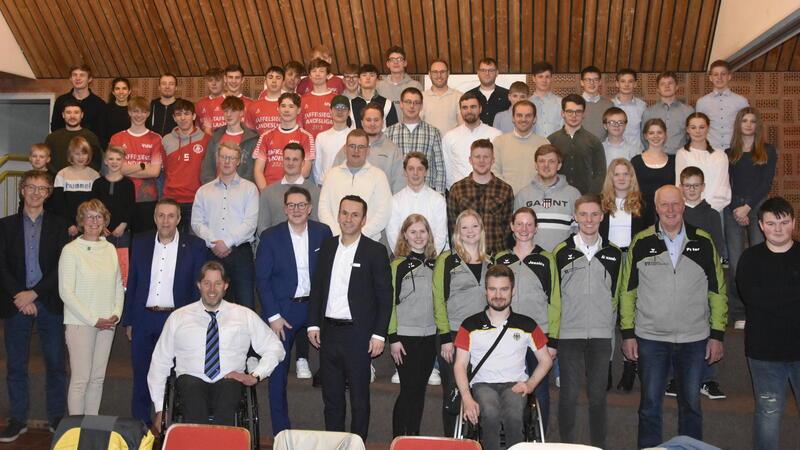 Die besten aktiven Sportler und Trainer bei der Ehrung in Steinkirchen.
