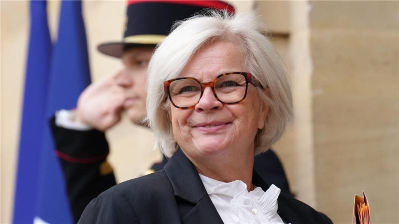 Schwerer Start für Regierung in Paris - Misstrauensanträge Die bisherige Arbeitsministerin Vautrin übernimmt die Leitung des Verteidigungsministeriums.