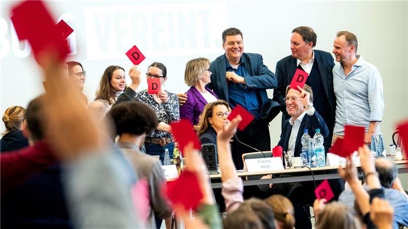 Hamburger SPD stimmt Neuauflage von Rot-Grün zu Die bisherigen Senatorinnen und Senatoren der SPD sollen auch im neuen Senat im Amt bleiben.