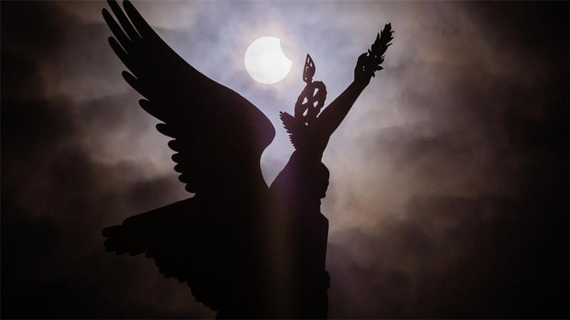 Totale Sonnenfinsternis in Spanien steht bevor Die bislang letzte partielle Sonnenfinsternis über Deutschland war am 29.3.25 zu sehen - wie hier bei der Siegessäule in Berlin. (Archivbild)