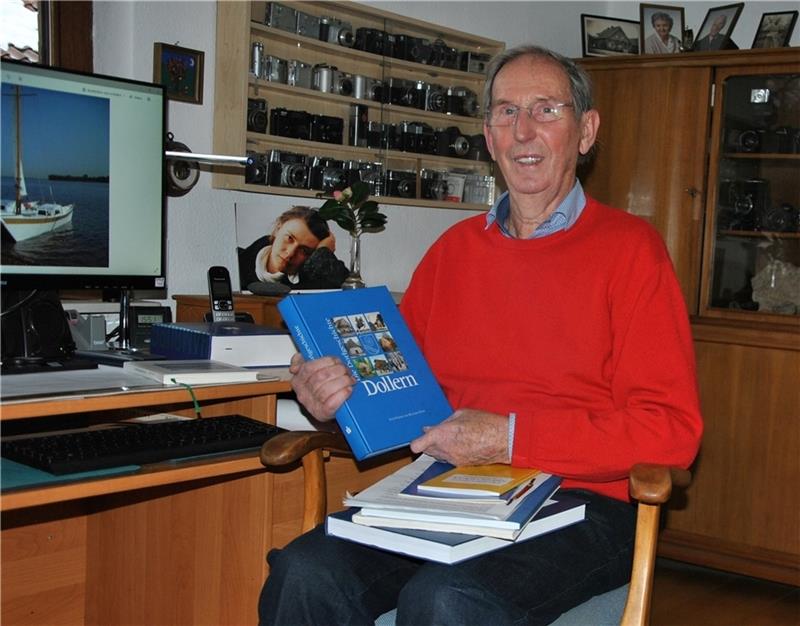 Die blaue Dorfchronik und weitere Schriften hat der Hobby-Historiker mitherausgegeben: Egon Hagenah in seinem Arbeitszimmer. Foto: Lohmann