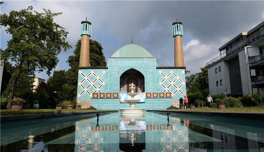 Die blaue Moschee wird vom Islamischen Zentrum Hamburg (IZH) betrieben, das vom Landesamt für Verfassungsschutz seit Jahrzehnten als extremistisch und vom Iran gesteuert eingestuft wird. Foto: picture alliance / dpa