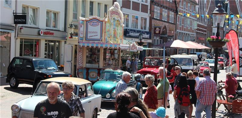 Die blitzenden Karossen vom Trabi bis zum Mercedes ernten bewundernde Blicke der Zuschauer. Der Oldtimer-Autokorso erfreut die Zuschauer in der Langen Straße. Fotos Michaelis
