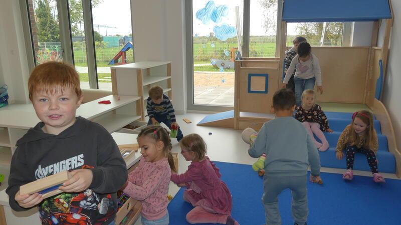Neues Zuhause: Kinder aus Assel ziehen in Kreissparkasse ein Die bodentiefen Fenster und Türen lassen viel Licht in die Räume. Während die Erwachsenen der Ausblick auf Wiesen reizt, finden die Lütten die Spielgeräte interessanter.