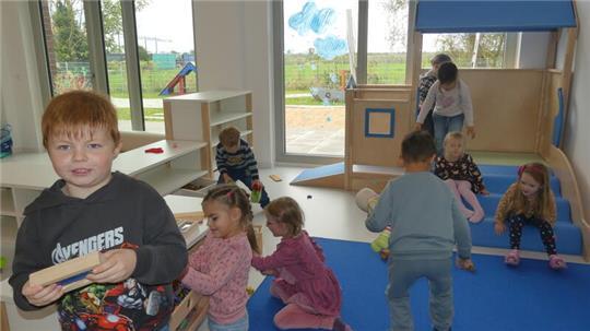 Die bodentiefen Fenster und Türen lassen viel Licht in die Räume. Während die Erwachsenen der Ausblick auf Wiesen reizt, finden die Lütten die Spielgeräte interessanter.