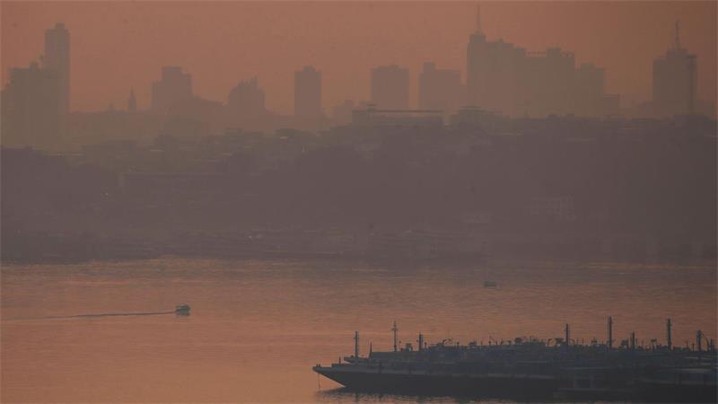 Die brasilianische Amazonas-Metropole Manaus ist von dichtem Rauch eingehüllt.