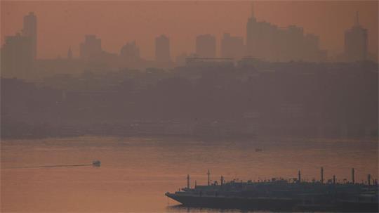 Die brasilianische Amazonas-Metropole Manaus ist von dichtem Rauch eingehüllt.