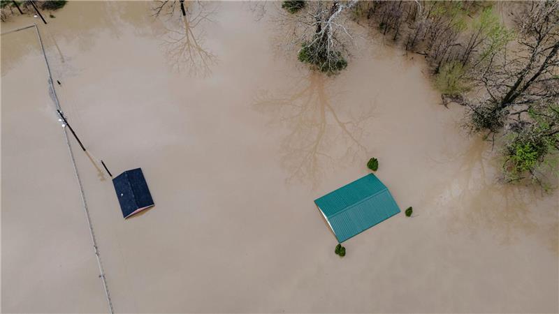 Die braune Brühe ließ Häuser und Autos bis zur Dachkante versinken - oder spülte sie komplett fort.