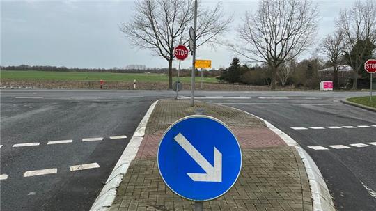 Die breite Einmündung der Landesstraße an die B73 in Neukuhla wird mit einer Mittelinsel durchbrochen. An dieser Stelle soll im Zuge der Bundesstraßen-Sanierung noch ein dritter Kreisel gebaut werden.