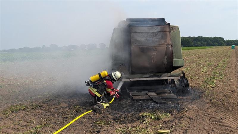 Großeinsatz im Kreis Harburg: Ballenpresse setzt Feld in Brand Die brennende Rundballenpresse war das kleinere Problem für die Feuerwehrleute.