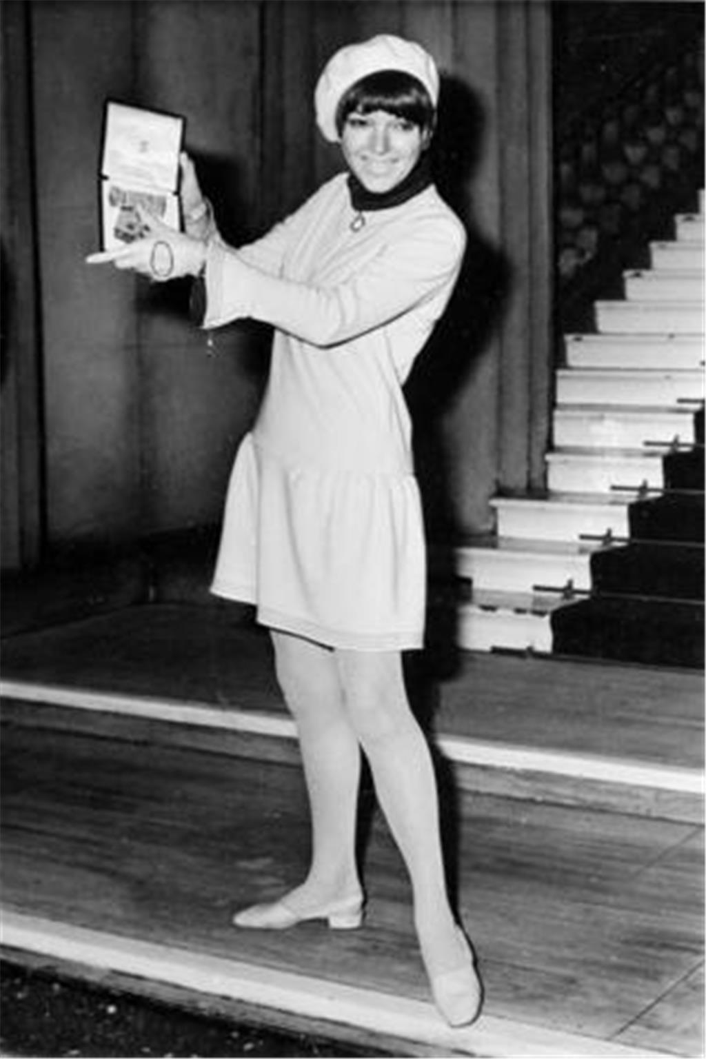 Die britische Designerin Dame Mary Quan ist im Alter von 93 Jahren gestorben. Ma...