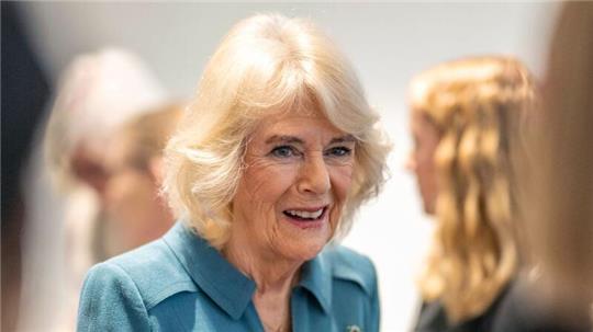 Die britische Königin Camilla hält das royale Spektakel am Laufen.