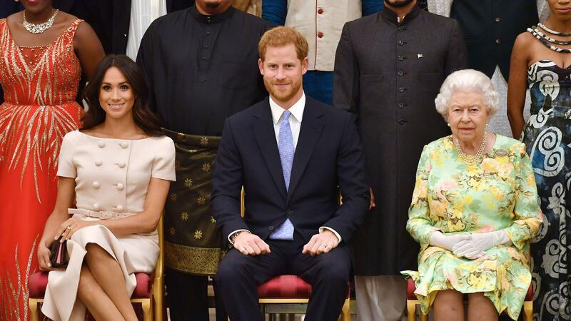 Britische Medien: Queen setzte sich für Harrys Schutz ein Die britische Königin Elizabeth II., Prinz Harry und seine Frau Meghan auf einer Aufnahme aus dem Sommer 2018.