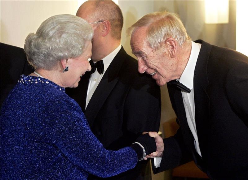 Torwart-Legende Bert Trautmann wird mit Briefmarke geehrt Die britische Königin Elizabeth II. wird am 03.11.2004 zu einem Galakonzert zugunsten der Dresdner Frauenkirche in der Berliner Philharmonie von Torwartlegende Bernd «Bert» Trautmann begrüßt.