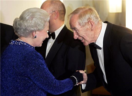 Die britische Königin Elizabeth II. wird am 03.11.2004 zu einem Galakonzert zugunsten der Dresdner Frauenkirche in der Berliner Philharmonie von Torwartlegende Bernd «Bert» Trautmann begrüßt.