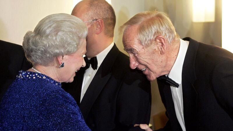 Die britische Königin Elizabeth II. wird zu einem Galakonzert von Torwartlegende Bernd „Bert“ Trautmann begrüßt.