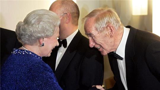 Die britische Königin Elizabeth II. wird zu einem Galakonzert von Torwartlegende Bernd „Bert“ Trautmann begrüßt.