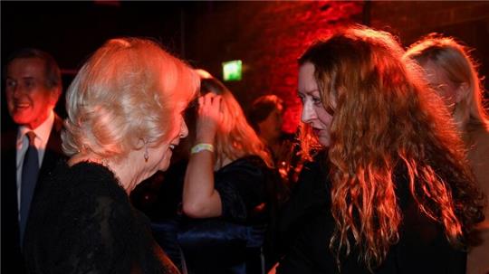 Die britische Königsgemahlin Camilla (l) spricht mit der in die engere Wahl gekommenen Autorin Claire Keegan während der Verleihung des Booker Prize im Roundhouse in London.