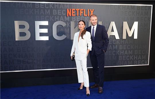 Die britische Modedesignerin Victoria Beckham und der Ex-Fußballstar David Beckham kommen zur Premiere der Netflix-Dokumentation in London.