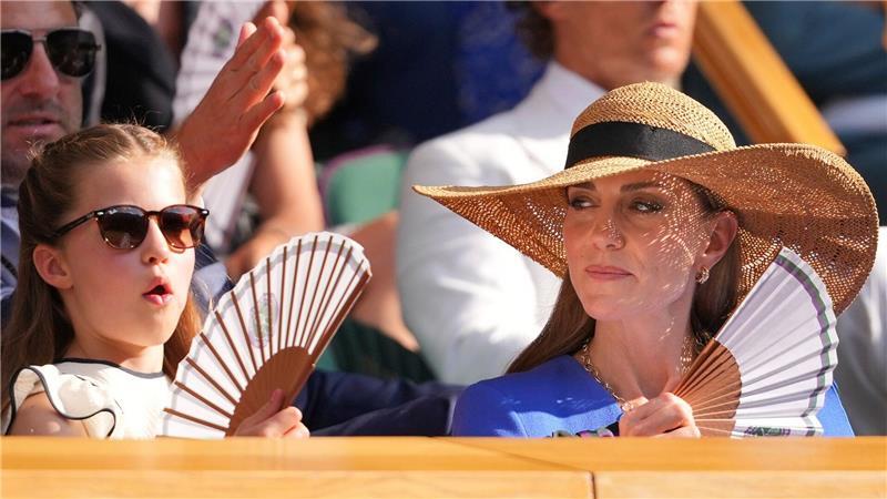 Bilder des Tages Die britische Prinzessin Kate und Prinzessin Charlotte verfolgen das Wimbledon-Finale und fächern sich Luft zu.