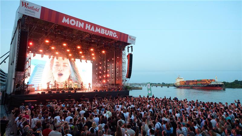 Die britische Sängerin Rita Ora tritt bei ihrem Konzert an der Uferpromenade des neuen Westfield Hamburg-Überseequartier Einkaufszentrums auf. Hier soll am 31. Dezember die ZDF-Silvesterparty starten. 
