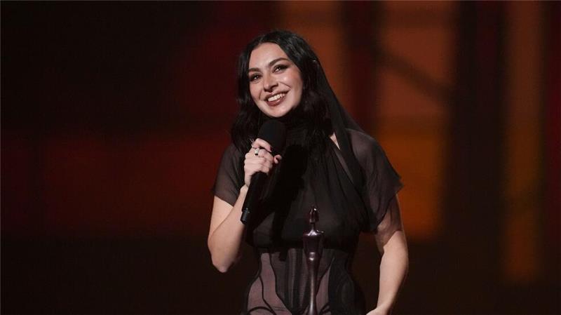 Die britische Sängerin und Songwriterin Charli XCX ist mit fünf Auszeichnungen die große Gewinnerin bei den Brit Awards in diesem Jahr. 