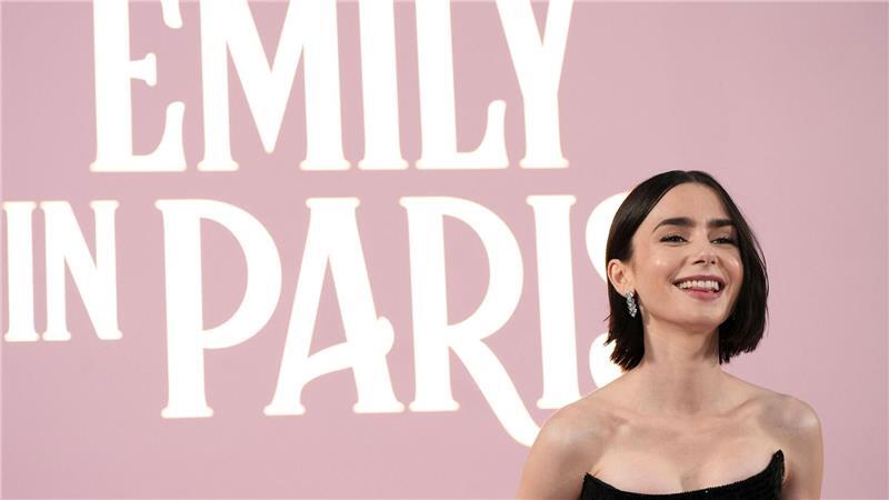 Die britische Schauspielerin Lily Collins spielt in der Serie „Emily in Paris“ die Titelrolle. (Archivbild)