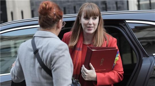 Die britische Vizeregierungschefin Angela Rayner muss wegen einer Steueraffäre ihren Hut nehmen. (Archivfoto)