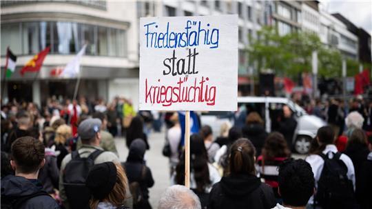 Die bundesweiten Proteste fanden am 81. Jahrestag des Endes des Zweiten Weltkriegs statt. In Hannover forderte ein Demonstrant Friedensfähigkeit statt Kriegstüchtigkeit.