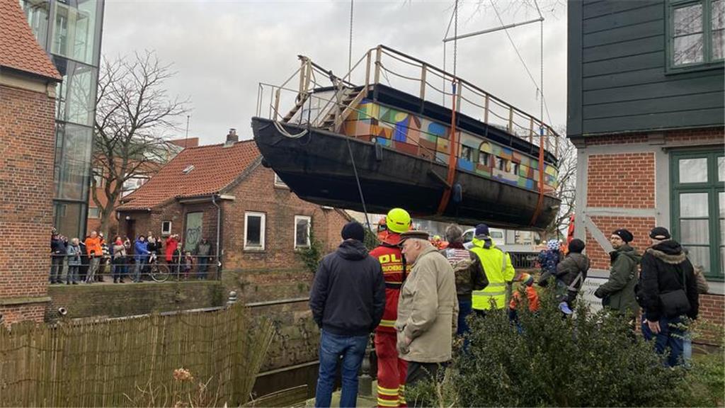 Die bunt bemalte Alsterschute fliegt in den Stader Hansehafen ein, um an der Kai...