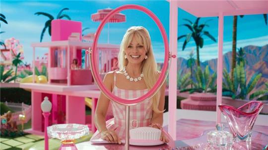 Die bunte Komödie „Barbie“ geht mit vielen Gewinnchancen in das Rennen um die „People’s Choice Awards“.