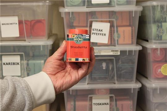 Die bunten Dosen lassen die Büchels seit 2020 anfertigen. Die Gewürzmischungen werden auch gerne verschenkt. Foto: Bröhan