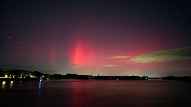 Die bunten Lichter waren in der Nacht zu Freitag selbst in Südfrankreich in La Grande-Motte am Mittelmeer zu sehen.