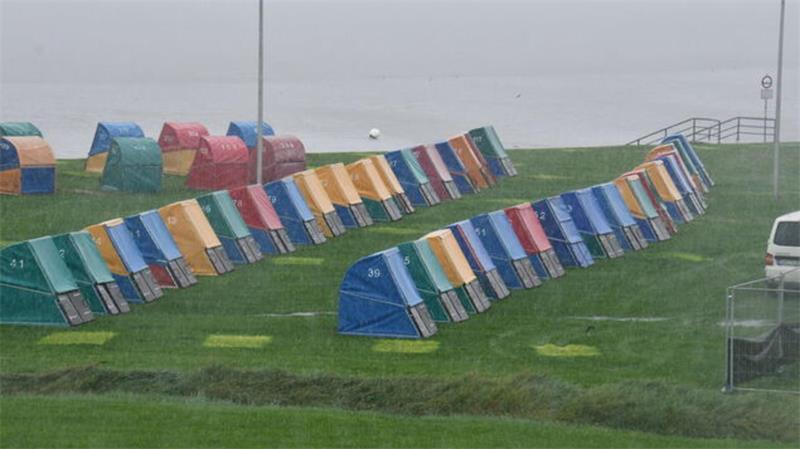 Die bunten Strandkabinen im Regen: Normalerweise sind dies Logenplätze für Musikfans ohne Ticket.