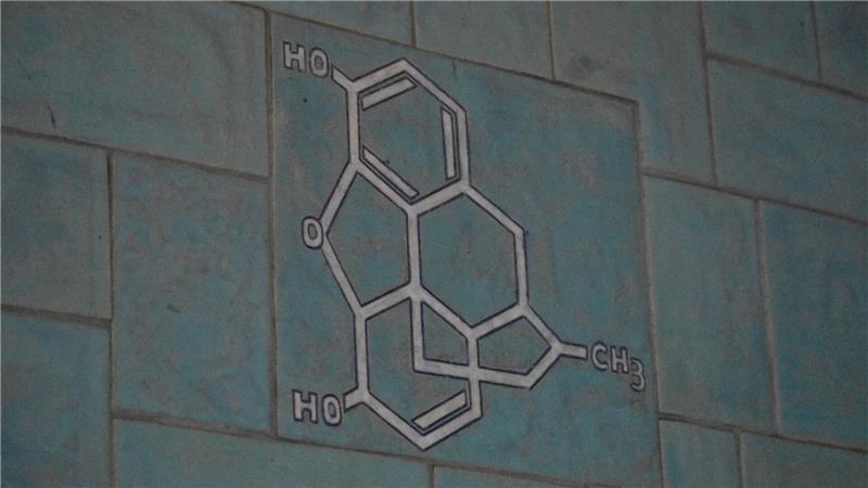 Die chemische Formel findet sich auf einem Kachelbild, das den einstigen Standort von Stades erster Apotheke markiert.