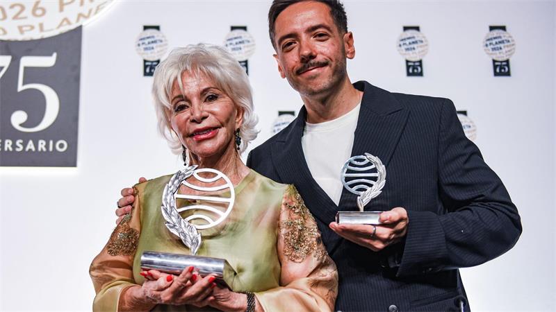 Die chilenische Bestsellerautorin Allende („Das Geisterhaus“) und der Maga-Autor Sergio Hernández bei der Preisverleihung der 75. Planeta-Preise in Barcelona.