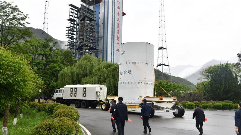 China will Proben von erdnahen Asteroiden nehmen Die chinesische Tianwen-2-Sonde in der südwestchinesischen Provinz Sichuan zu ihrem Startplatz transportiert.